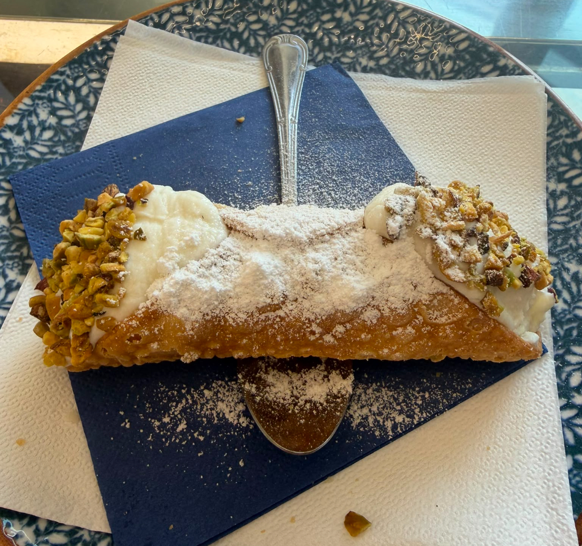 Cannolo di ricotta con granella di pistacchio