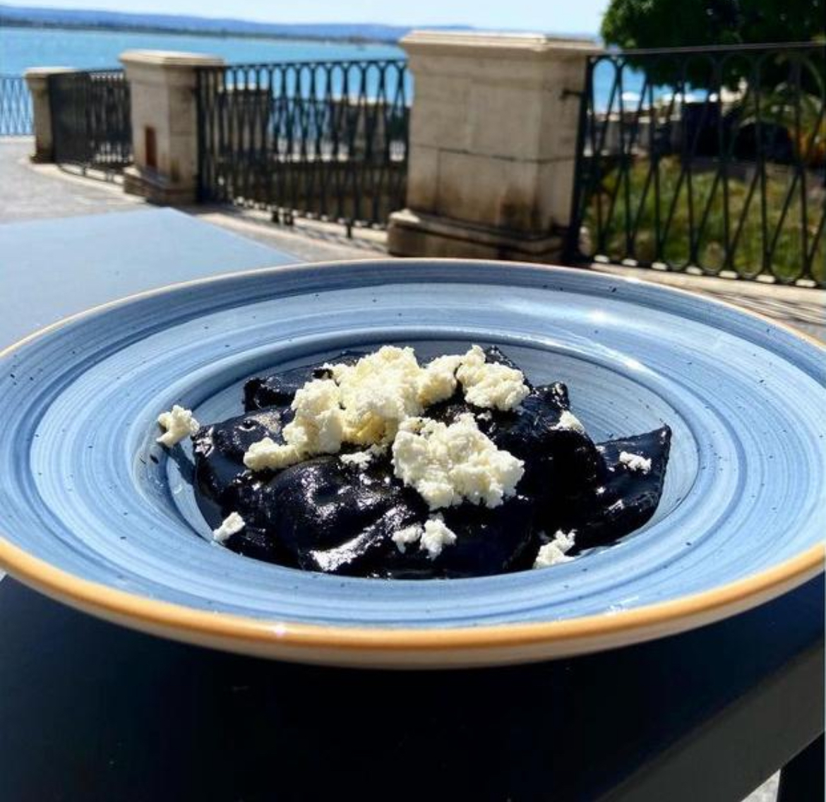 Ravioli di ricotta al nero di seppia